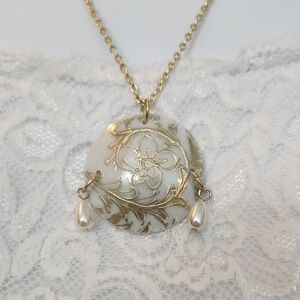 Elegant Gold and White Floral Pendant Necklace